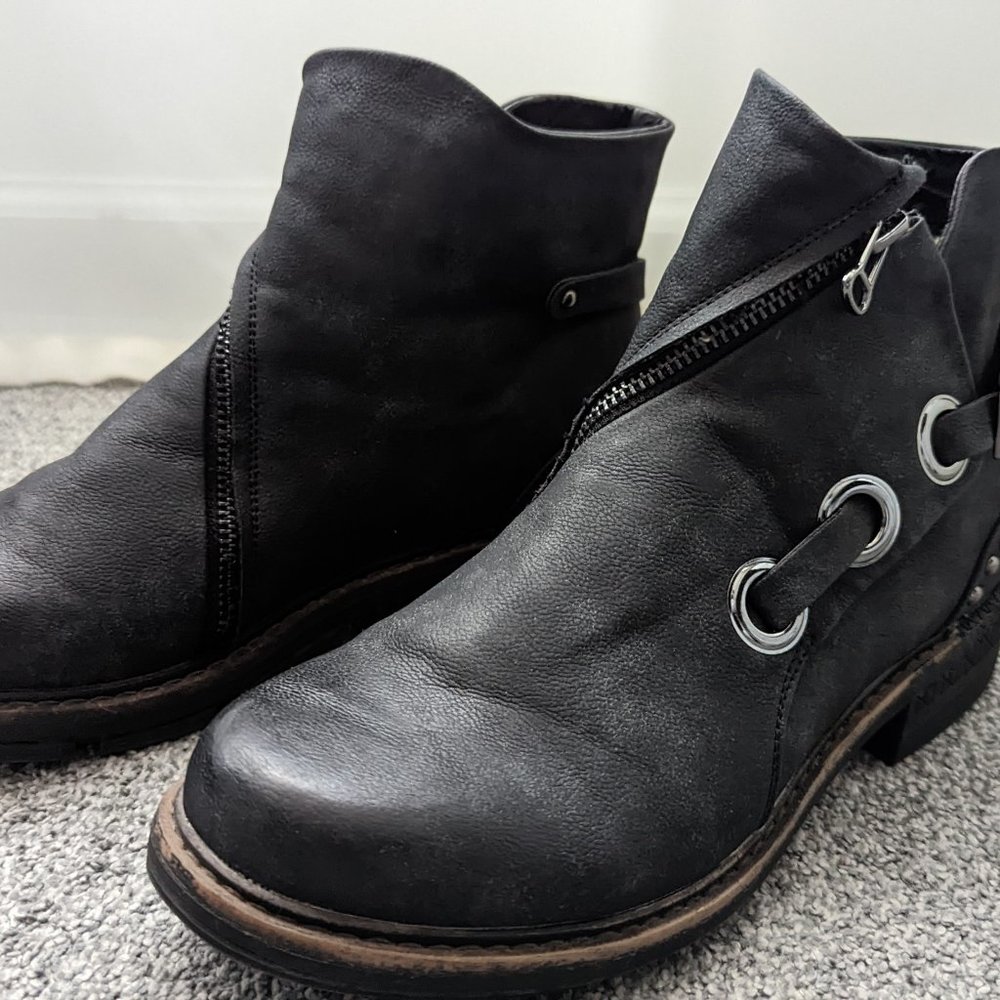 Muk Luks Ranys womens stud strap ankle fashion boots